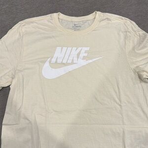 Men’s L Nike Tee